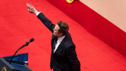 Bild: K.C. Alfred/San Diego U-T/ZUMA Press Wire/dpa
Mit dieser Geste hat Musk am Tag von Trumps Amtseinführung für Empörung gesorgt. (Archivbild)