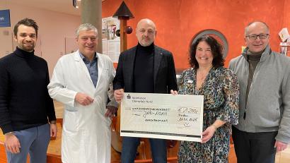 Bild: Friedrich Peterhans, Kliniken Nordoberpfalz/exb
Freude über einen 1200-Euro-Scheck, den Norbert Spies aus Kemnath (Mitte) mitgebracht hat. Weidens Klinikdirektor Timo Sonntag, Kinderklinik-Chefarzt Dr. Fritz Schneble, Bunter-Kreis-Leiterin Marina Luttels und Kemnaths Bürgermeister Roman Schäffler danken stellvertretend für Jan-Noah für diese Geste.