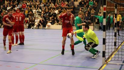 Bild: Dieter Jäschke
Torwart Sebastian Reger (gelbes Trikot/Szene von der Bezirksmeisterschaft vergangene Woche) und die Pfreimder wollen bei der bayerischen Futsal-Endrunde mindestens ins Halbfinale.