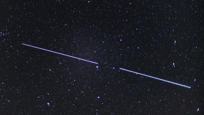 Symbolbild: Patrick Pleul, dpa
Ein "Starlink" ist eine Aneinanderreihung von Satelliten. Bei günstigen Bedingungen sind diese Lichtstreifen am Nachthimmel zu sehen.