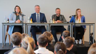 Bild: Wolfgang Steinbacher
Die Landtagsabgeordneten (von links) Laura Weber (Grüne), Harald Schwartz (CSU), Bernhard Heinisch (Freie Wähler) und Nicole Bäumler (SPD) stellten sich im Anschluss an ein Demokratie-Planspiel den Fragen von 70 Elftklässlern des HCA-Gymnasiums.