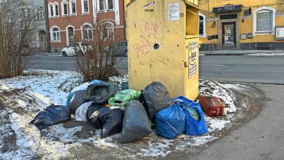 Bild: Matthias Bäumler/fph
Kein schönes Bild: Unbekannte Müllfrevler werfen ihre Säcke mit Altkleidern einfach neben den Container in den Schnee