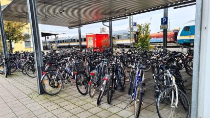 Bild: Barbara Ermisch/exb
Die Fahrradstellplätze am Schwandorfer Bahnhof wurden von Ordnungsamt
und Bauhof auf Vordermann gebracht.