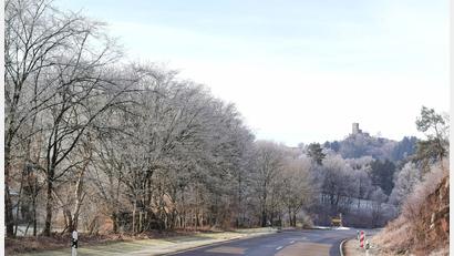 Bild: Portner
Unterwegs auf der Staatsstraße 2159 zwischen Oberviechtach und Niedermurach: Raureif zaubert einen herrlichen Winterblick auf die Burg Murach.