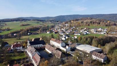 Archivbild: Hans Lenk
1976 wurde Friedenfels vom Bayerischen Innenministerium zum Erholungsort und 2024 vom Staatsministerium für Ernährung, Landwirtschaft, Forsten und Tourismus zum Naturerlebnisdorf ernannt. Das Konzept um das Naturerlebnisdorf diente nun als Bewerbung für den ADAC-Tourismuspreis Bayern 2025.