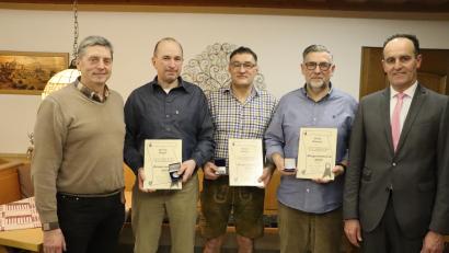 Bild: gru
Drei neue Träger der Bürgermedaille gibt es in Edelsfeld. Von links Zweiter Bürgermeister Hans Klann, Horst Zagel, Peter Nibler, Thilo Winter und Erster Bürgermeister Hans-Jürgen Strehl.