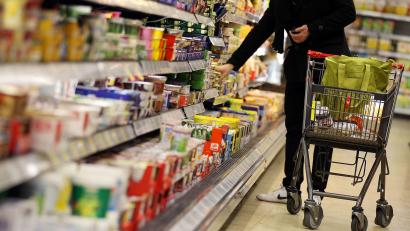 Bild: Oliver Berg/dpa
Im Supermarkt ist vieles teurer geworden.