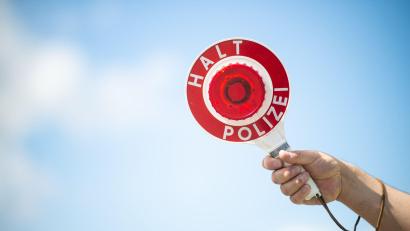 Bild: Jonas Güttler/dpa/dpa-tmn
Eine junge Frau in Dinkelsbühl handelt sich eine Strafanzeige ein, weil sie ihren gesperrten Führerschein bereits vor Ende eines vierwöchigen Fahrverbots mit dem Auto bei der Polizei abholen will. (Illustration)