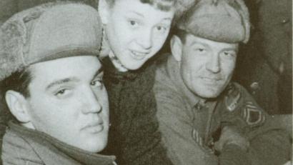 Archivbild: Sepp Müller Anderl
Da drückte der Lokalreporter Sepp Müller auf den Auslöser: Elvis Presley (links) zusammen mit einem weiblichen Fan und einem Armeekameraden am 5. Februar 1960 im Hirschauer Gasthaus Goldenes Lamm.