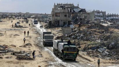 Bild: Abed Rahim Khatib/dpa
Lastwagen bringen dringend benötigte Hilfsgüter.