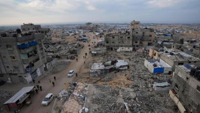 Bild: Abdel Kareem Hana/AP/dpa
In den Süden des Gazastreifens vertriebene Palästinenser sollen in wenigen Tagen in den zerstörten Norden zurückkehren können. (Symbolbild)