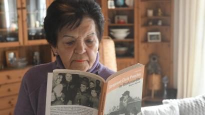 Bild: Gabi Schönberger
Dagmar Kiermeier blättert in dem Buch "Sergeant Elvis Presley in Grafenwöhr". Das Foto auf der Buchrückseite dokumentiert ihre Begegnung mit dem Weltstar als Zwölfjährige in Hirschau.