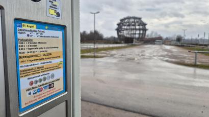 Bild: Hösamer
Aktuell ist an der Erlebnisholzkugel nicht viel los. Im Sommer sind die gebührenpflichtigen Parkplätze hier dicht belegt. Wie die "Frei-Parken"-Regelung für E-Autos hier umgesetzt werden soll, ist noch unklar.