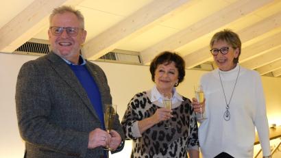 Bild: Hirsch
Oberbürgermeister Andreas Feller verlieh Gabi Beer (rechts) und Ilona Schnurer (Mitte) die Ehrenamtskarte in Gold und würdigte bei einem Glas Sekt das Engagement der beiden Damen im Kanu-Club Schwandorf.