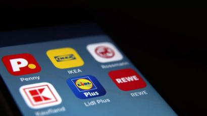 Bild: Karl-Josef Hildenbrand/dpa
Die Händler bieten Kunden verschiedene Vorteile erst an, wenn die sich in ihren Apps registrieren.