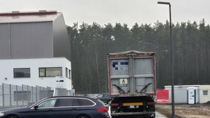 Bild: Hösamer
Ein Auto der Zollfahnder blockiert die Straße vor dem durchsuchten Unternehmen. Der Lkw gehört zu jener Spedition, die auch den fraglichen Müll nach Tschechien gebracht haben soll.