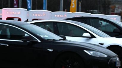 Bild: Federico Gambarini/dpa
Einzelne Unternehmen in Deutschland wollen künftig auf neue Tesla-Autos verzichten - aufgrund der politischen Positionierung von Tesla-Boss Musk.