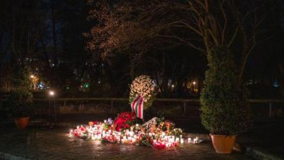 Bild: Daniel Vogl/dpa
Mit Kerzen und Blumen wird an die Opfer erinnert.