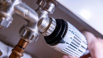 Bild: Thomas Banneyer/dpa
2024 musste nicht so viel geheizt werden wie ein Jahr zuvor. Außerdem sanken die Preise für Gas und Heizöl. Haushalte hatten daher geringere Heizkosten als noch 2023.