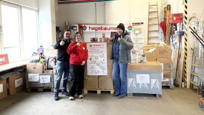 Bild: Angela Herzer/exb
Marktleiter Roland Wittmann (links) und Annika Klarner freuten sich, die Spende an Daniela Riedl (rechts) vom Tierheim Tirschenreuth übergeben zu können.