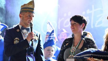 Bild: u
„Die Narrhalla Hirschau ist ihr Werk“, würdigt LVO-Präsident Michael Meisinger (links), als er Regina Merkl (rechts) beim Narrhalla-Jubiläumsball den „Jubiläumsorden 44 Jahre LVO“ überreicht.