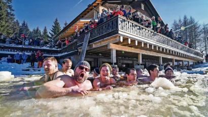 Archivbild: Florian Miedl/fph
Eine Gruppe Hobby-Eisbader wagt beim Eisbade-Event am Fichtelsee den Gang ins kalte Wasser, angefeuert und fotografiert von zahlreichen Zuschauern auf der Terrasse des Waldhotels Fichtelsee.