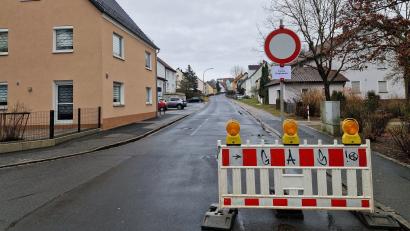 Bild: Tobias Gräf
An zwei Tagen war die Alte Straße in Sulzbach-Rosenberg wegen eines Rohrbruchs gesperrt. Ab Freitagmittag, 24. Januar, wird sie wieder für den Verkehr geöffnet.
