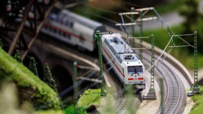 Bild: Daniel Karmann/dpa
Bei Modelleisenbahnen greifen die Kundinnen und Kunden inzwischen verhaltener zu.