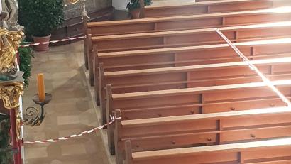 Bild: mas
Mit den Absperrbändern muss die Pfarrei St. Georg in Neustadt/WN wohl noch einige Zeit leben. Sicherheit geht vor.