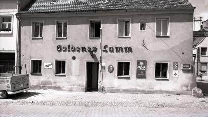 Archivbild: Sammlung Sepp Strobl
Das Gasthaus Goldenes Lamm, von der Ostseite, Klostergasse 2, gesehen: Diese Aufnahme des Hirschauer Gasthauses, in dem einst Elvis Presley einkehrte, stammt aus dem Archiv von Stadtheimatpfleger Sepp Strobl und entstand 1960.