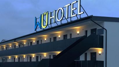 Bild: WMM-Group
Die WMM-Unternehmensgruppe aus Bad Wörishofen eröffnet Anfang Mai ein Hotel. Die Modulbauweise erinnert an amerikanische Motels. In Anlehnung an das Kfz-Kennzeichen wird es – wie hier das Würzburger Hotel – WEN im Namen tragen.