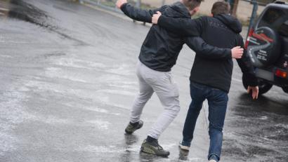 Bild: Gabi Schönberger
Plötzlicher Frost und gefrierender Regen verwandelten viele Straßen in Weiden und der ganzen nördlichen Oberpfalz in rutschige Eisflächen.