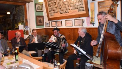 Bild: hdk
Die Namenlosen sorgen für einen heiteren Abend im Gasthof Zum Hirschen in Königstein.