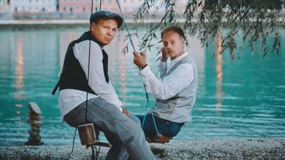 Bild: Blöchl &amp; Penzinger/exb
Sein mittlerweile zehntes Bühnenprogramm „Das Ziel ist im Weg" präsentiert das Duo "BlöZinger" derzeit auf deutschen Bühnen.