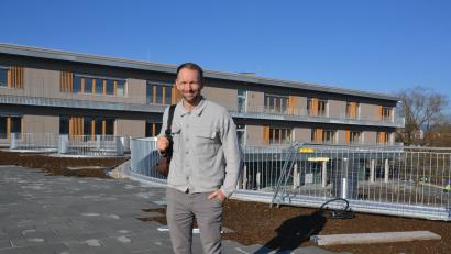 Bild: as
Architekt Pentti Marttunen steht auf dem Dach des Zwischenbaus, das die Turnhalle mit dem Hauptgebäude verbindet.