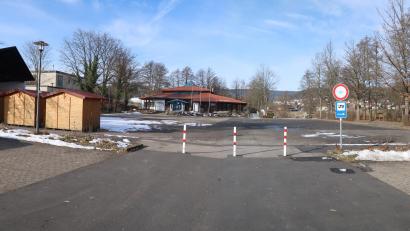 Bild: bsc
Einen Teil des Mehrzweckplatzes vor der Steinwaldhalle möchte der TSV Friedenfels auf eigene Kosten für eine neue Stockbahn ausbauen. Die derzeitige Stockbahn (dunkle Fläche, rechts) soll dabei nach links vor den Musikpavillon (links hinter den Verkaufsbuden) verlegt werden und mit speziellem Betonpflaster ausgestattet werden