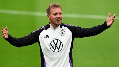 Bild: Federico Gambarini/dpa
Komm Welt, lass dich umarmen. Bundestrainer Julian Nagelsmann: