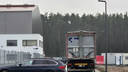 Bild: Hösamer
Ein Auto der Zollfahnder blockiert die Straße vor dem durchsuchten Unternehmen. Der Lkw gehört zu jener Spedition, die auch den fraglichen Müll nach Tschechien gebracht haben soll.