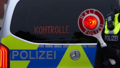 Symbolbild: Marcus Brandt /dpa
Bei Lappersdorf haben Polizisten in der Nacht auf Samstag einen betrunkenen Autofahrer erwischt.