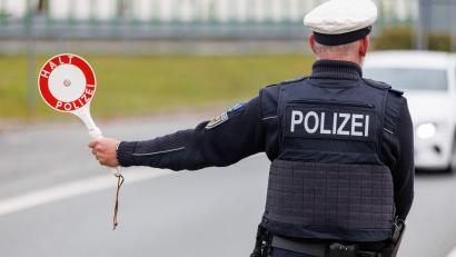 Symbolbild: Daniel Karmann /dpa
Die Polizei hatte es am Samstag mit einer unbelehrbaren Autofahrerin in Neustadt/WN zu tun.