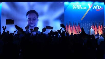 Bild: Sebastian Willnow/dpa
Tesla-Chef Elon Musk lässt sich beim AfD-Wahlkampfauftakt feiern.