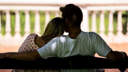 Bild: Mohssen Assanimoghaddam/dpa
Eine Frau und ein Mann sitzen zusammen auf einer Parkbank (gestellte Szene).