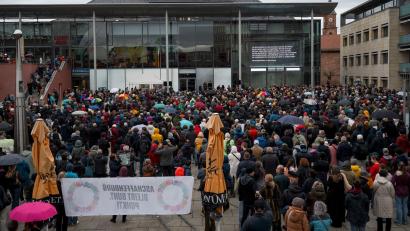 Bild: Daniel Vogl/dpa
Insgesamt zählte die Polizei rund 3.000 Teilnehmer.