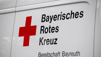 Symbolbild: Daniel Vogl /dpa
In Zell im Fichtelgebirge haben sich zwei Frauen als Mitarbeiterinnen des BRK verkleidet und einen 90-Jährigen bestohlen.