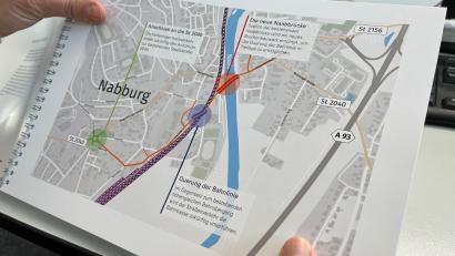 Bild: ihl
Die Grafik in der Informationsbroschüre des Staatlichen Bauamtes Amberg-Sulzbach zeigt den neuen Verlauf der Staatsstraße, wodurch der Bahnübergang beseitigt wird.