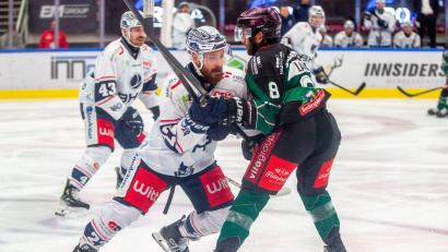 Bild: Peter Lion
Dominik Müller (Mitte) wehrt sich gegen einen Rosenheimer. Am Ende gingen die Weidener in Oberbayern aber leer aus.
