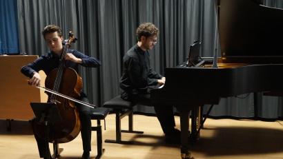 Bild: wel
Constantin Heise und Jonas Haffner (von links) überzeugen bei ihrem Konzert im Musiksaal des Ortenburg-Gymnasiums.
