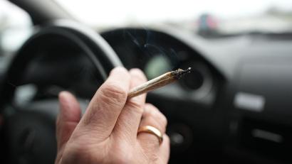 Symbolbild: Marcus Brandt/dpa
Auch wenn sich die Gesetzeslage in einigen Bereichen geändert hat: Nach dem Konsum von Cannabis ist Autofahren weiterhin verboten. Das hat ein junger Mann jetzt in Vilseck erlebt.