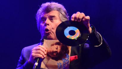 Bild: Kunz
Schlagerstar Andy Borg hält eine alte Single von sich aus dem Jahr 1981 in Händen. "Ein Download aus Teer", wie er den jüngeren Besuchern erklärt.