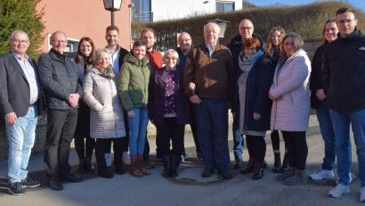 Bild: bö
Ihren 85. Geburtstag hat Barbara Hümmer (Bildmitte) aus Emhof gefeiert. Dazu gratulierte ihr Mann Ludwig (rechts daneben), ihre Kinder mit Familien und auch Dritter Bürgermeister Martin Bauer (links) für den Markt Schmidmühlen.